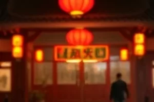 爱情电影《雨中琴房》雨中窗边钢琴的横版剧照